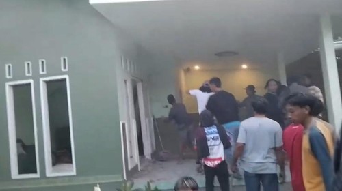 Keluarga Brigadir Esco menggeruduk rumah tersangka Briptu Rizka di Dusun Nyiur Lembang, Desa Jembatan Gantung, Kecamatan Lembar, Lombok Barat, Rabu (8/10/2025). (Foto: Dok. Istimewa)