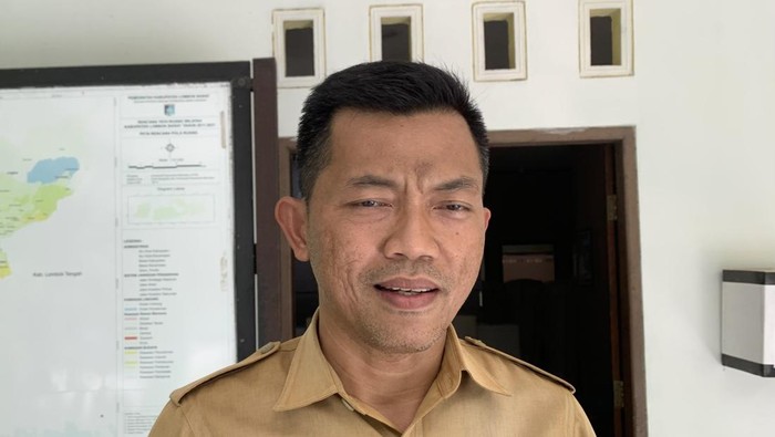 Kepala DLH Lombok Barat, M Busyairi, saat ditemui wartawan, Selasa (7/10/2025). (M. Zahiruddin/detikBali)