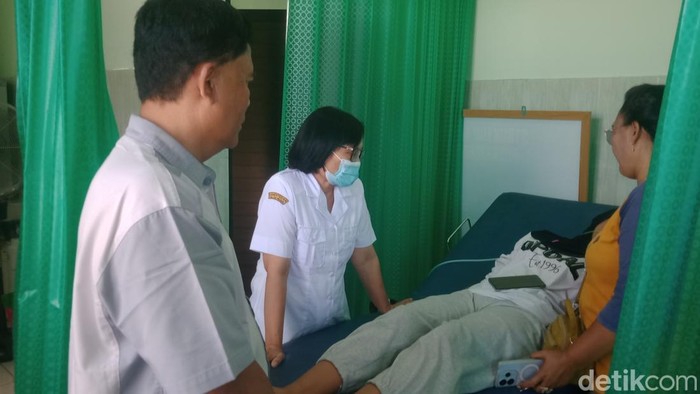 Penanganan korban dugaan keracunan Makan Bergizi Gratis (MBG) di Puskesmas Wedi, Klaten, Rabu (8/10/2025).