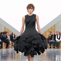 Jonathan menegaskan: “Change is inevitable.” Melalui koleksi ini, perubahan itu bukan ancaman, melainkan keindahan baru yang lahir dari keberanian menatap masa depan tanpa melepaskan masa lalu. (Foto: Dok. Dior)