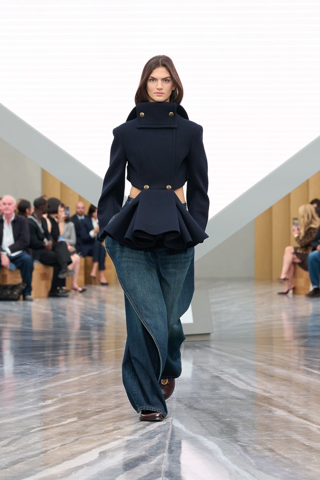 Di tangan tim kreatif yang melibatkan sineas Adam Curtis, desainer set panggung Luca Guadagnino dan Stefano Baisi, hingga stylist Benjamin Bruno, koleksi ini tampil sebagai pertemuan antara sinema dan mode. (Foto: Dok. Dior)