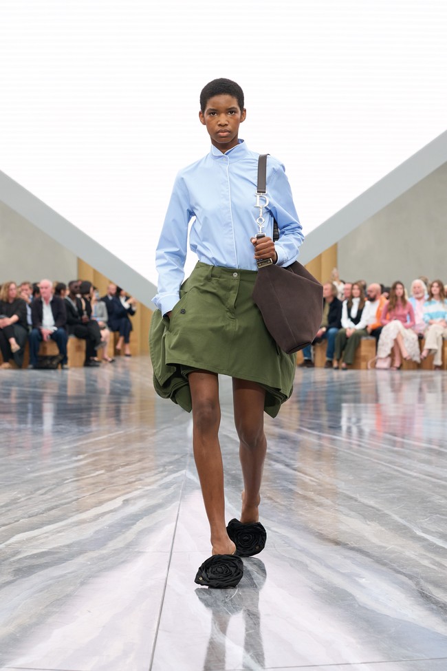 Setiap potongan adalah teater kecil: pakaian bukan sekadar pelindung tubuh, melainkan alat untuk menjadi karakter baru dalam panggung kehidupan. (Foto: Dok. Dior)