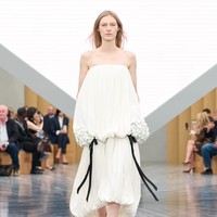 Gaun-gaun longgar dengan garis vertikal bersanding dengan potongan struktural yang tajam, sementara topi dan aksesori tampak seperti “implosi bentuk”, mencerminkan gagasan tentang restrukturisasi dan kebebasan diri. (Foto: Dok. Dior)