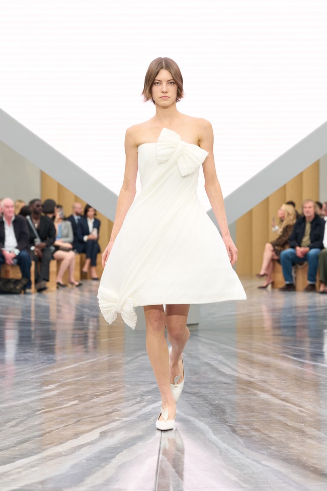 Koleksi Ready-to-Wear Spring/Summer 2026 yang naik pentas di Paris Fashion Week baru-baru ini menjadi perjalanan reflektif antara masa lalu dan masa depan, antara harmoni dan ketidakaturan, antara ketenangan dan keberanian. (Foto: Dok. Dior)