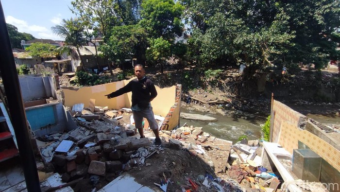 Salah satu korban banjir di Kampung Jawa, Denpasar, yang kehilangan rumah.