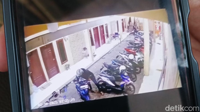 Korban menunjukkan rekaman CCTV curanmor di Pasuruan