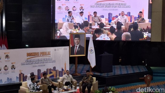 KPU DKI Jakarta Wahyu Dinata dalam diskusi publik bertajuk Penataan Daerah Pemilihan dan Alokasi Kursi DPRD DKI Jakarta di ruang paripurna DPRD DKI (Belia/detikcom).