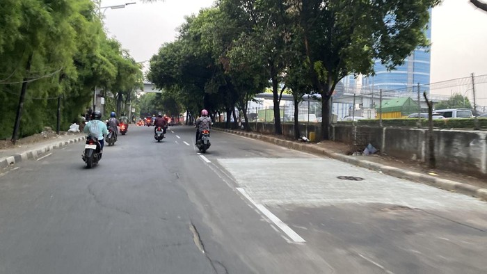 Lalu lintas di Jalan TB Simatupang usai galian yang jadi salah satu pemicu kemacetan di depan Cibis Park, telah selesai.