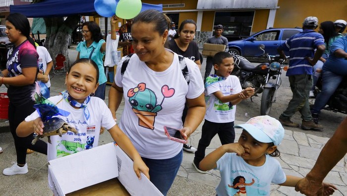 Lomba Kura-Kura Lukis di Venezuela Gaungkan Cinta Alam Children hold Morrocoyes, terrestrial tortoises native to South America, during a tortoise race held to celebrate the upcoming feast day of Saint Francis of Assisi, the patron saint of animals, in the town of San Francisco de Asis, Venezuela, October 3, 2025. REUTERS/Juan Carlos Hernandez