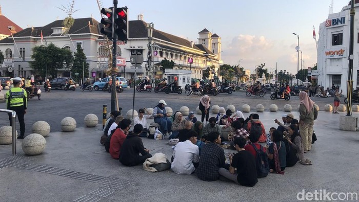 Aliansi Jogja Memanggil saat memeringati 40 hari meninggalnya Rheza mahasiswa Amikom di Titik 0 Km Jogja, Rabu (8/10/2025).