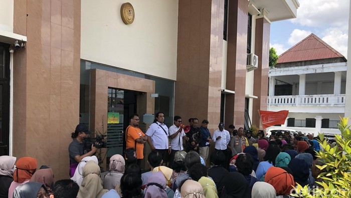Massa buruh dari empat perusahaan di DIY menggeruduk Pengadilan Tindak Pidana Korupsi dan Hubungan Industrial Jogja, siang ini (8/10/2025).