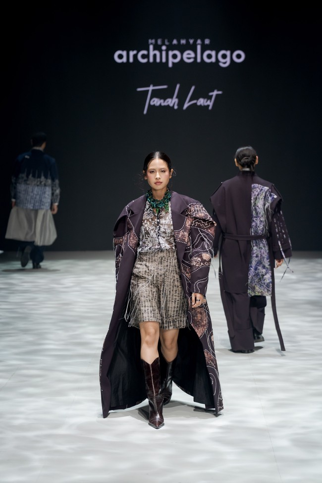 Motif Kejujuran dan Seribu Sungai diterjemahkan Mel menjadi pola garis topografis-geometrik yang mencerminkan lanskap Tanah Laut, dari Pantai Takisung hingga Gunung Birah. Setiap lekuk kain seolah menghidupkan peta emosional perjalanan Mel selama riset di daerah tersebut. (Foto: Dok. Mel Ahyar Archipelago)