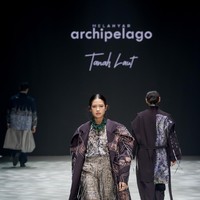 Motif Kejujuran dan Seribu Sungai diterjemahkan Mel menjadi pola garis topografis-geometrik yang mencerminkan lanskap Tanah Laut, dari Pantai Takisung hingga Gunung Birah. Setiap lekuk kain seolah menghidupkan peta emosional perjalanan Mel selama riset di daerah tersebut. (Foto: Dok. Mel Ahyar Archipelago)