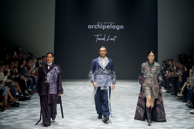 Melalui “Tanah Laut”, Mel Ahyar sekali lagi menunjukkan bahwa identitas lokal Indonesia bukan masa lalu yang perlu dikenang, melainkan masa depan yang perlu dirayakan—dengan gaya, keberanian, dan kebanggaan. (Foto: Dok. Mel Ahyar Archipelago)