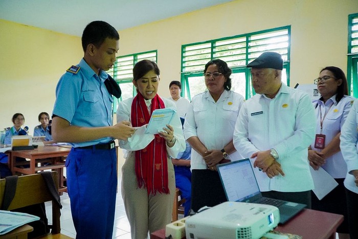 Menkomdigi Meutya Hafid di SMA Siwalima, Ambon, Maluku, Rabu (8/10/2025).
