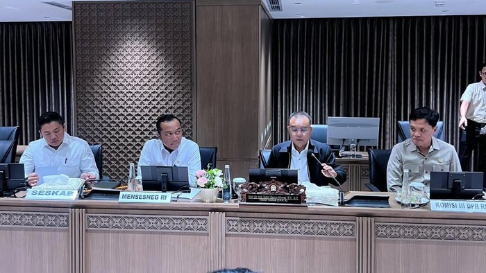 Mensesneg, Menkeu hingga Seskab rapat bareng Dasco di DPR. (Dok. Instagram Sekretariat Kabinet)