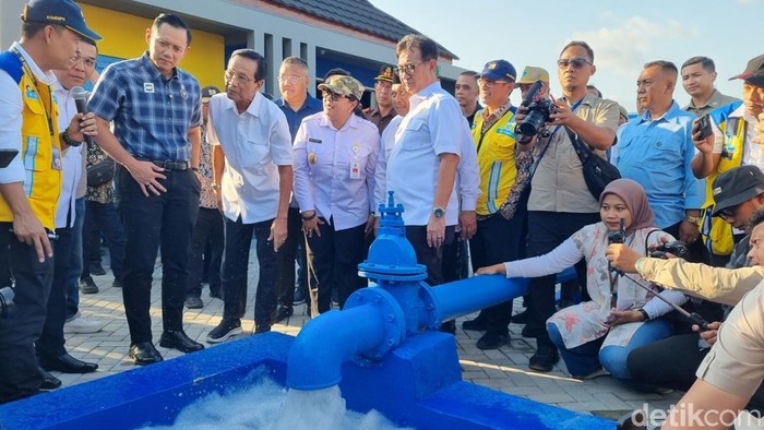 Menteri Koordinator Bidang Infrastruktur dan Pembangunan Kewilayahan, Agus Harimurti Yudhoyono (AHY) saat tinjau sumur bor di Kelor, Karangmojo, Gunungkidul, Rabu (8/10/2025).