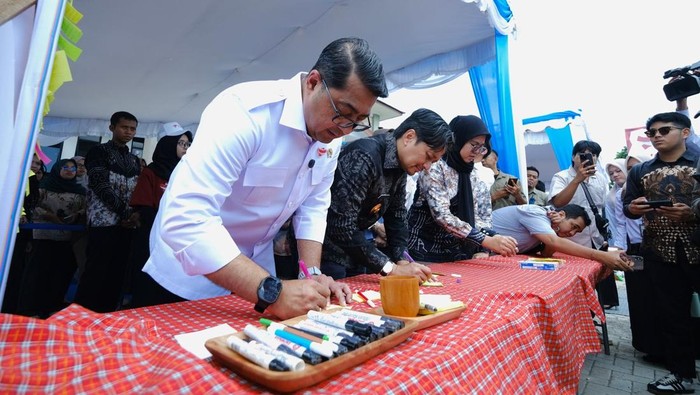 Menteri Ekonomi Kreatif (Ekraf), Teuku Riefky Harsya, mewakili Presiden Prabowo Subianto meresmikan Sekolah Garuda Tranformasi di SMAN Banua, Banjarmasin, Kalimantan Selatan (dok.istimewa)