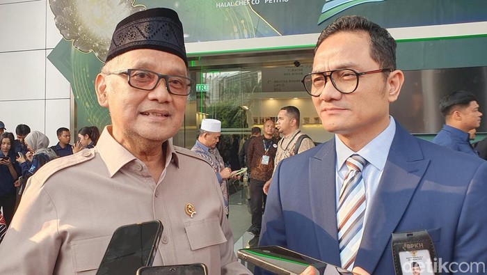 Menteri Haji dan Umrah, Mochamad Irfan Yusuf Hasyim atau Gus Irfan (kiri) dan Kepala BPKH, Fadlul Imansyah (kanan), saat ditemui  di acara Indonesia Sharia Economic Festival (ISEF), di Jiexpo Kemayoran, Jakarta Pusat, Rabu (8/10/2025).