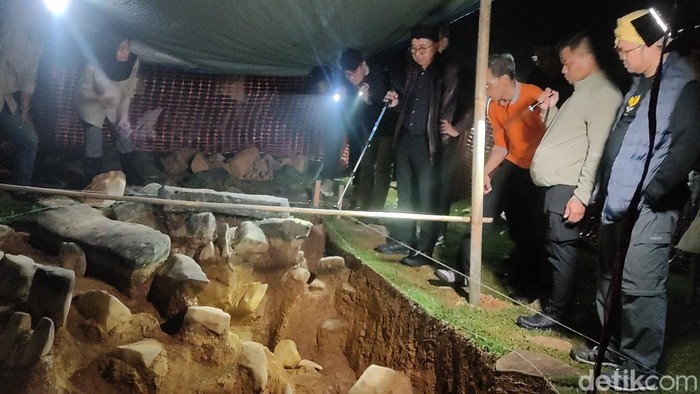Menteri Kebudayaan Fadli Zon saat mengunjungi Situs Gunung Padang pada malam hari