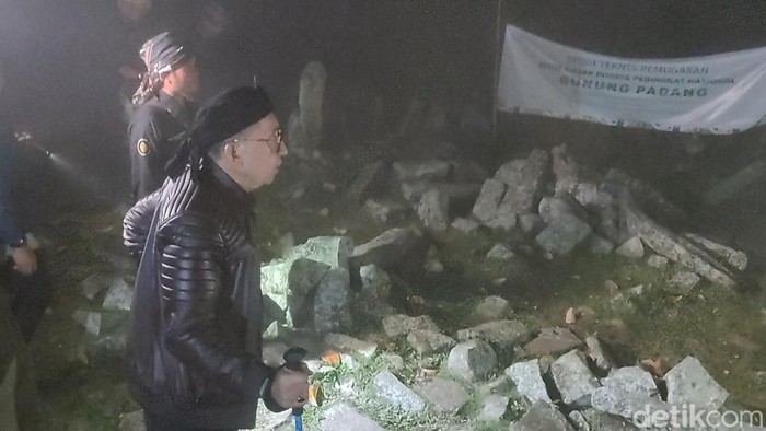 Menteri Kebudayaan Fadli Zon saat mengunjungi Situs Gunung Padang pada malam hari