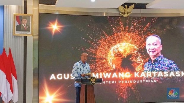 Menteri Perindustrian (Menperin) Agus Gumiwang Kartasasmita dalam acara penandatanganan nota kesepahaman (MoU) tentang Sinergitas Tugas dan Fungsi dalam Rangka Perlindungan Pekerja Migran Indonesia Sektor Energi dan Sumber Daya Mineral, yang digelar bersama sejumlah menteri di kantor Kementerian Perlindungan Pekerja Migran Indonesia (P2MI), Jakarta, Rabu (8/10/2025). (CNBC Indonesia/Martyasari Rizky)