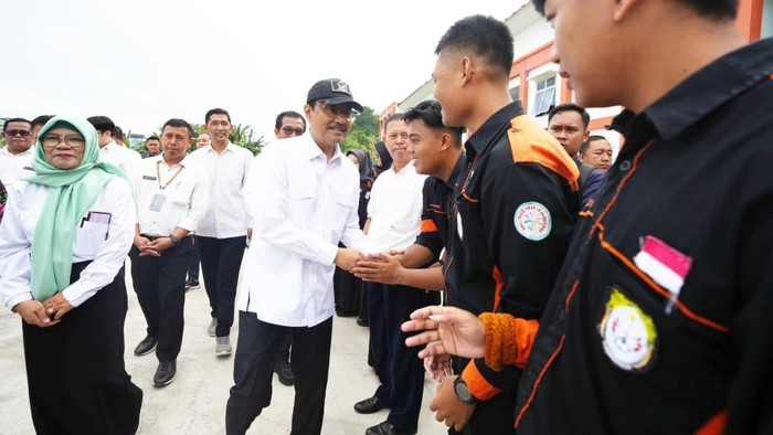 Menteri Sosial Saifullah Yusuf saat mendatangi Sekolah Rakyat di Samarinda.