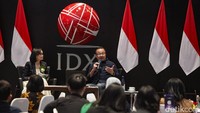 Rhenald Khasali berbicara soal teknologi dan kecerdasan buatan (AI) dalam HUT ke-9 Perkumpulan Agen Asuransi Indonesia (PAAI) di Jakarta, Rabu (8/10/2025). Menurutnya, teknologi bukan ancaman, melainkan alat untuk membangun kepercayaan dan nilai manusiawi.