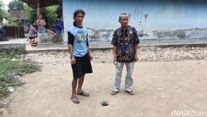 Penampakan lokasi lubang beserta batu hitam diduga meteor yang jatuh di rumah Wasroni, warga Desa Jatilaba, Tegal, Rabu (8/10/2025).