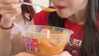 Ini momen lain dari Meyden dan Catheez saat mencicipi makanan. Berupa cimol kuah keju yang dipadukan bersama tteokbokki dan disajikan bersama Thai tea. Foto: Instagram/@btr_meyden