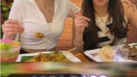 Catheez, sahabat dari Meyden pernah membuat konten Ketika duo slebew jadi food vlogger. Mereka membeli nasi goreng dan sate Padang dari gerai populer yang ada di food court sebuah mal Jakarta. Foto: Instagram/@btr_meyden
