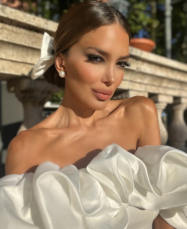 Nama Sahar Biniaz (40) bukan sosok baru di dunia pageant. Mantan Miss Universe Canada 2012 ini akhirnya mendapat kesempatan kedua setelah cedera kaki membuatnya gagal tampil di kompetisi global kala itu. Kini, ia kembali sebagai Miss Universe Persia 2025, mewakili komunitas diaspora Iran di seluruh dunia. Foto: dok. Instagram