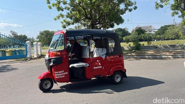 Moda transportasi online bajaj Maxride yang beredar di Kota Solo, Rabu (8/10/2025).