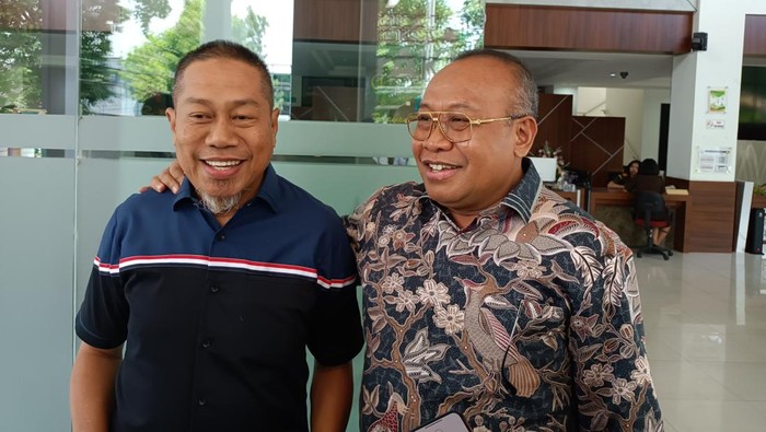 Mohammad Rum (kiri) dan Lalu Gita Ariadi (kanan) seusai diperiksa penyidik Aspidsus Kejati NTB, Rabu (8/10/2025). (Abdurrasyid Efendi/detikBali)