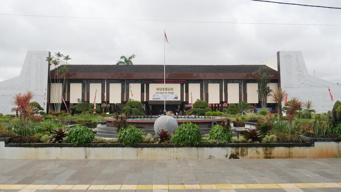 Museum Kalimantan Barat dan koleksinya.