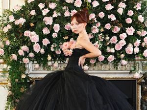 Viral Wanita dengan Penyakit Langka Debut Jadi Model di Paris Fashion Week