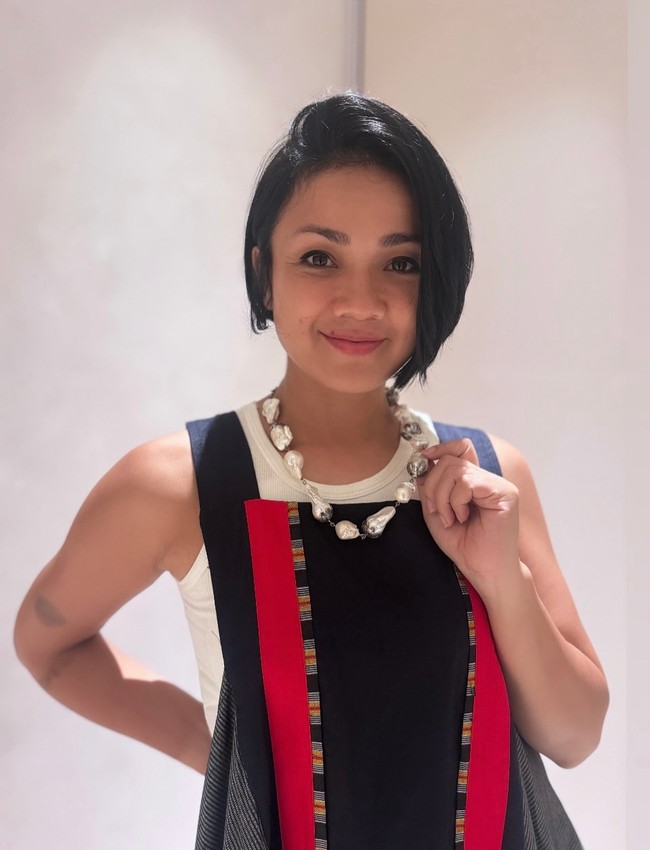 Nirina Zubir terlihat effortless dengan potongan rambut bob pendek belah samping, yang memberi volume di bagian atas. Tampilan ini memberikan kesan yang ringkas dan clean, sangat praktis dan cocok untuk tampilan sehari-hari yang aktif. Foto: Instagram @nirinazubir_