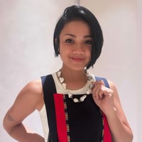 Nirina Zubir terlihat effortless dengan potongan rambut bob pendek belah samping, yang memberi volume di bagian atas. Tampilan ini memberikan kesan yang ringkas dan clean, sangat praktis dan cocok untuk tampilan sehari-hari yang aktif. Foto: Instagram @nirinazubir_
