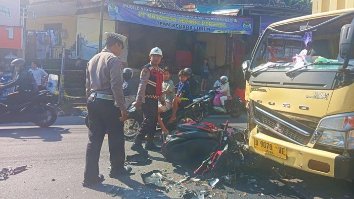 Olah TKP terkait kecelakaan maut di Jalur Amlapura-Denpasar, tepatnya di Banjar Dinas Labuan, Desa Antiga, Kecamatan Manggis, Karangasem, Bali, Rabu (8/10/2025). (Foto: Dok. Polres Karangasem)