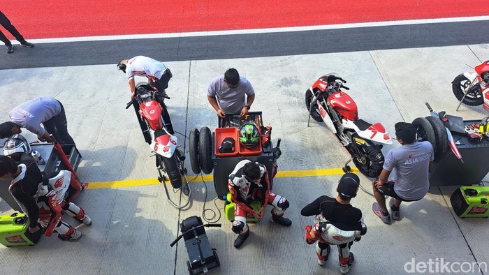 Pebalap binaan Astra Honda Racing School (AHRS)  Davino Britani bertarung di ajang Asia Talent Cup.