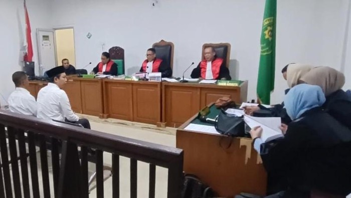 Dua terdakwa kasus obstruction of justice menjalani sidang tuntutan.