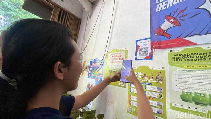 Para pelanggan membeli gas LPG di pangkalan di Kelurahan Pekunden, Kecamatan Semarang Tengah, Kota Semarang menggunakan QRIS, Rabu (8/10/2025).