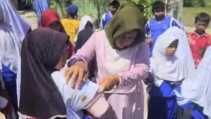 Para siswa panik berhamburan saat gempa mengguncang Sumenep.