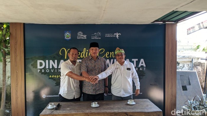 Kadispar NTB Ahmad Nur Aulia (tengah) bersama Kadispar Lombok Barat Agus Gunawan (kanan), Ketua Sky Lancing Lombok, Roy Rahmanto, di Mataram, Rabu (8/10/2025).
