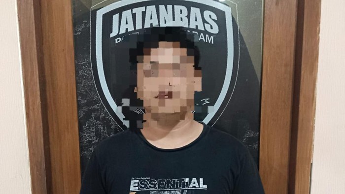 Pegawai kontrak RSPTN Unram inisial ATLP alias Alfi ditangkap Satreskrim Polresta Mataram, Senin (8/10/2025) karena mencuri tempat tidur dan hasil rekam medis pasien. (Dok. Polresta Mataram)
