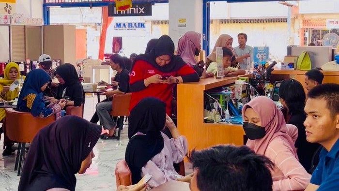 Pelanggan memadati Toko 88 Cell Bone. Agung Pramono/detikSulsel.