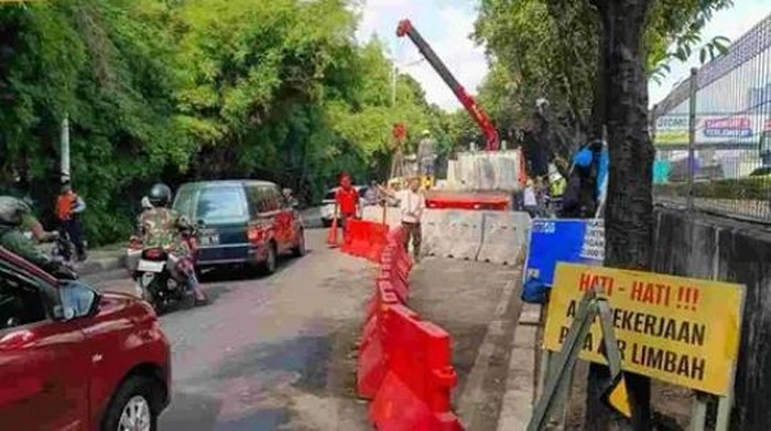 Pembongkaran barrier galian di Jl TB Simatupang (dok. PPID DKI Jakarta)
