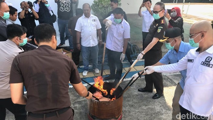Pemusnahan barang bukti di Kejari Palopo.