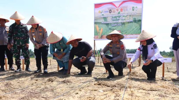 Penanaman jagung di wilayah Kecamatan Kerinci Kanan, Kabupaten Siak, dipimpin oleh Kapolres Siak AKBP Eka Ariandy Putra, Rabu (8/10/2025).