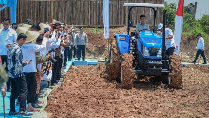 Wakil Presiden Gibran Rakabuming Raka (ketiga kanan) mengendarai traktor untuk menanam benih jagung saat kegiatan penanaman jagung serentak kuartal IV tahun 2025 di Desa Bantar Panjang, Tigaraksa, Kabupaten Tangerang, Banten, Rabu (8/10/2025). Penanaman jagung serentak seluas 3.861 hektare lahan di seluruh wilayah Indonesia dengan memberdayakan 602.208 petani tersebut guna mendukung penguatan ketahanan pangan dalam negeri. ANTARA FOTO/Putra M. Akbar/bar